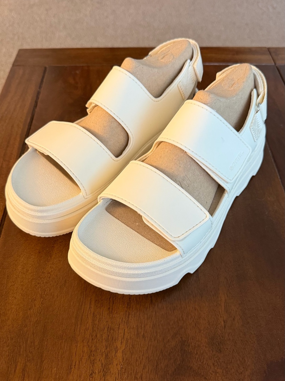 New Women’s Sorel Kinetic Sunchase sandals - white, size 9